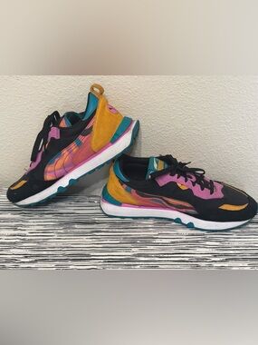 Woman’s PUMA Future Rider FV 'Lava' sneakers.